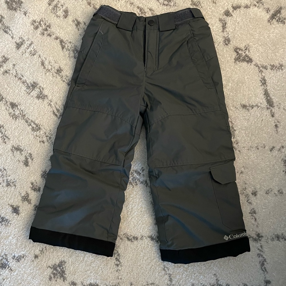 Columbia ski snow pants. Great condition. Boy size 4T. Color gray.